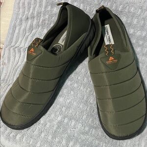 Ozark Trail Puffer Slippers in olive green